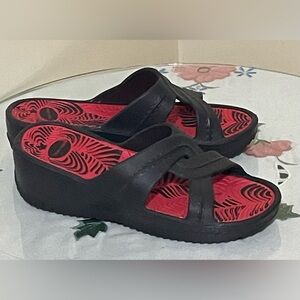 🌸NEW Simon Chang Slip On Black Sandals Size 6